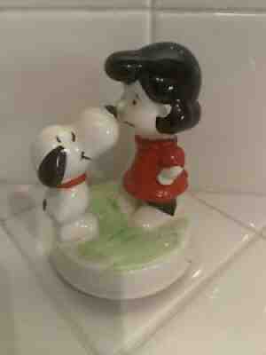 Snoopy & Lucy - United Feature Syndicate 1968 Schmid Rotating Music Box - Japan
