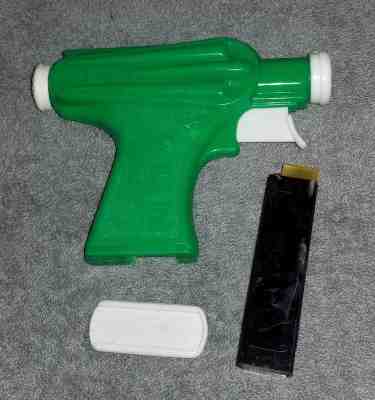 Vintage 1950's PEZ Dispenser - GREEN Space Gun Shooter - Complete - No Feet VGC