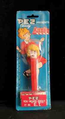 VINTAGE 1982 NO FEET PEZ ANNIE ON CARD COLLECTORS QUALITY CONDITION