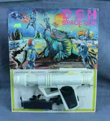 FANTASTIC VINTAGE PEZ DSH SPACE GUN PEZ NEW ON CARD RARE