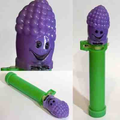 ???? - VINTAGE TV PALS - GRAPES CANDY DISPENSER / TOTEM YUMMY PEZ - RARE