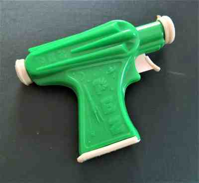 Vintage 1950 PEZ green and white space gun dispenser - rocket 