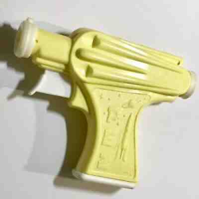 1950â??s LIGHT YELLOW SPACE GUN - COMPLETE - VINTAGE NO FEET PEZ CANDY SHOOTER