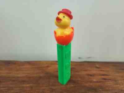 Pez Chick in Egg Red Hat, steel pin, orange Hard Shell 2.6 Austria
