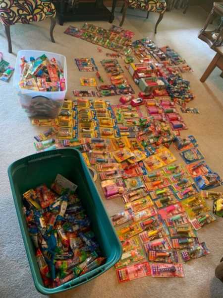 Unopened vintage pez dispensers 650+ lot