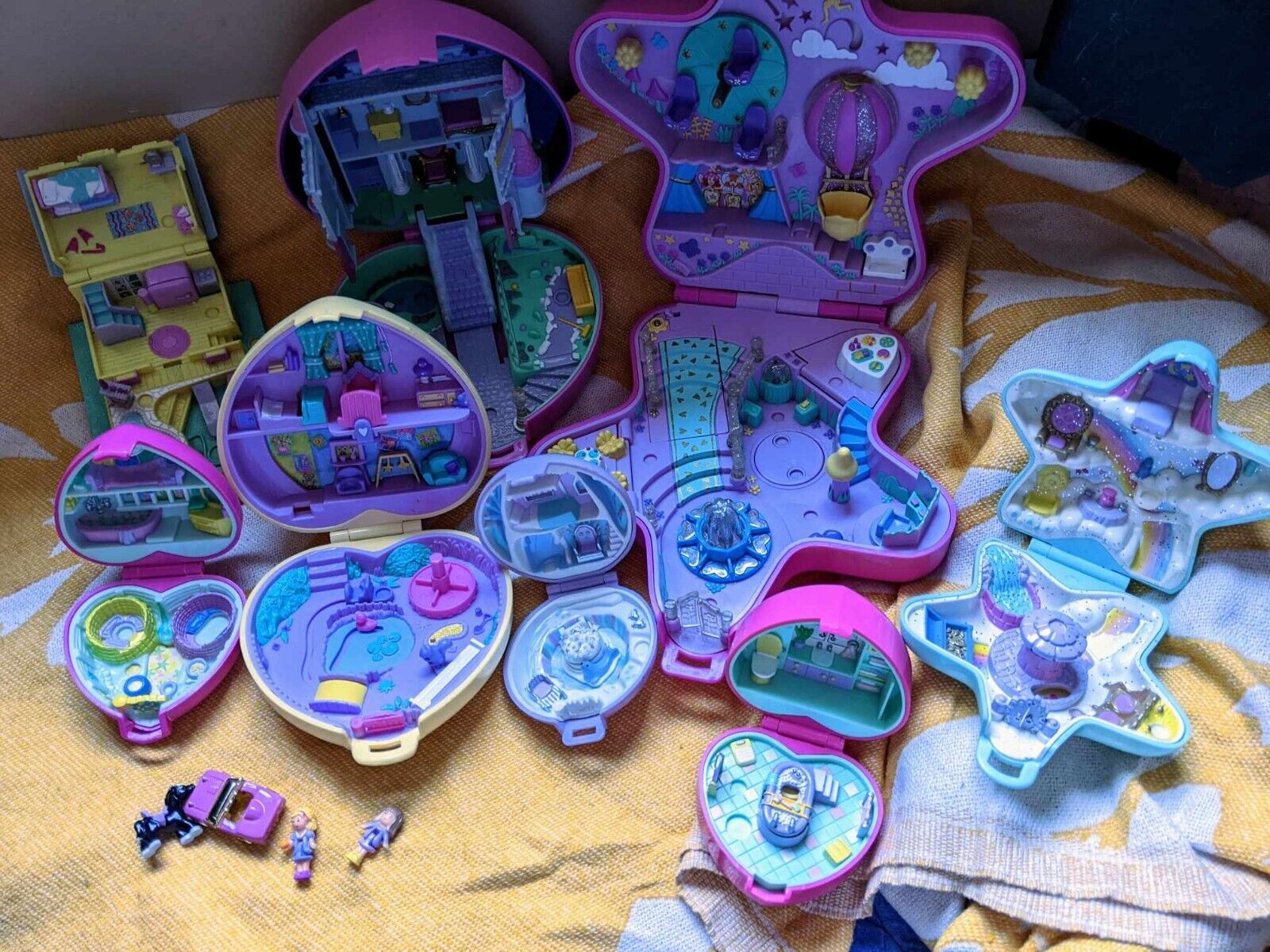 Huge Lot Of Vintage POLLY POCKETS AND ACCESSORIES- 19 Compacts and 30+ Figures