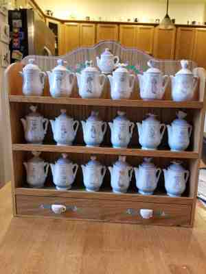 Precious Moments Enesco Spice Rack w/ high quality 18 Ceramic Tea Pots (Rare)