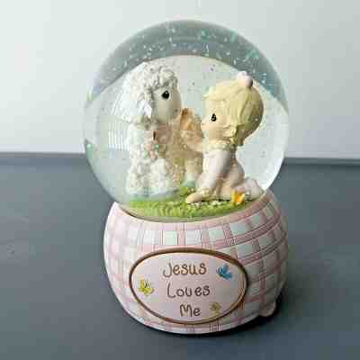 Precious Moments Snow Globe Musical 'Jesus Loves Me' Resin Girl Pink 2010 
