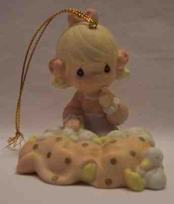 Precious Moments 1999 LITTLE GIRL W/ SLEEPING DUCKS PORCELAIN FIGURINE ORNAMENT