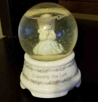 Vtg,PRECIOUS MOMENTS 1990 ENESCO MUSICAL SNOW GLOBE "Jesus Loves Me" #438731