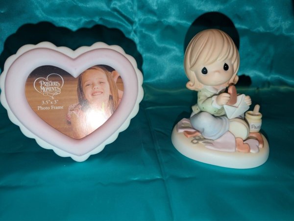 Precious Moments Figurine #690019 : Sending All My Love to You