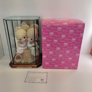 Precious Moments Love One Another 822426 Especial 2001 Limite Edition & Pedestal