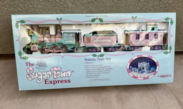 Precious Moments Sugar Town Express Holiday ChristmasTrain Set. NIB #152595