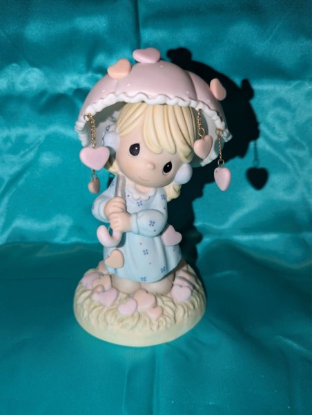 Precious Moments Figurine #620007 : Kind Hearts Send Showers of Love