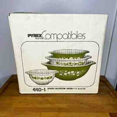 NIB Vintage Pyrex Spring Blossom Cinderella Mixing Bowl Set of 4 Crazy Daisy