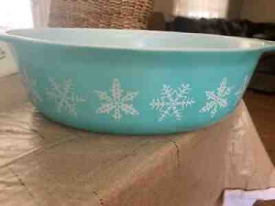 vintage large pyrex mixing bowl with snowflakes design 12inches by 8 inches