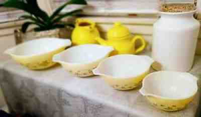 Vtg Shenandoah Pyrex CINDERELLA Nesting Yellow Mixing Set Of (4) Bowls 441-444.