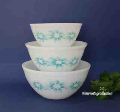 Agee shops Pyrex Turquoise Daisy