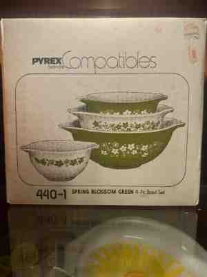 NEW UNOPENED Vintage Pyrex Spring Blossom Cinderella Mixing Bowl Set Crazy Daisy