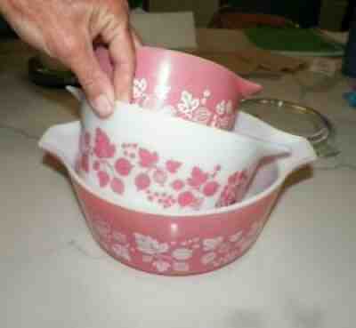 VINTAGE PYREX GOOSEBERRY PINK SET OF THREE STACKING BOWLS 2 WITH LIDS
