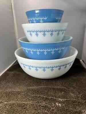 PYREX VINTAGE SNOWFLAKE CINDERELLA BLUE GARLAND NESTING BOWLS SET OF 4