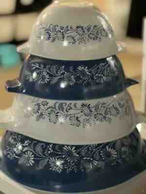 Vintage Pyrex Colonial Mist Daisy (Blue and White) Set of 4 Mixing Bowls.