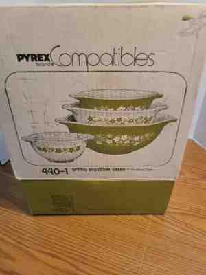 VTG Pyrex Spring Blossom Cinderella Mixing Bowl Set Crazy Daisy & org box 440-1