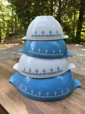 PYREX VINTAGE SNOWFLAKE CINDERELLA BLUE GARLAND NESTING BOWLS SET OF 4
