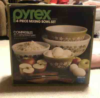 NEW IN BOX Vintage Pyrex Spring Blossom Green 4 Piece Mixing Bowls Set 400-1-N