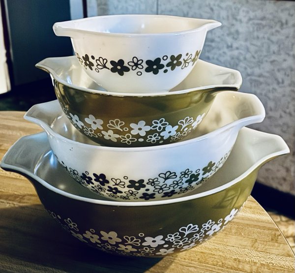 Pyrex Spring Blossom Green Crazy Daisy Cinderella Nesting Mixing 4 Bowl Set