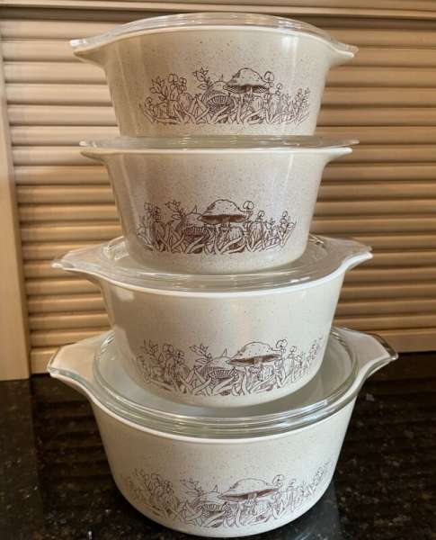 PYREX Forest Fancies Mushrooms Bake-Serve & Store W/Lids 8 Pc. 472 473 474 475