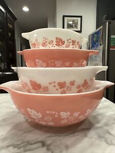 Set of 4 Vintage Pyrex Gooseberry Pink White Cinderella Nesting Bowls