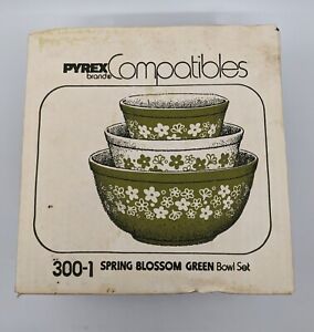 VINTAGE PYREX SPRING BLOSSOM GREEN CRAZY DAISY MIXING BOWLS SET OF 3 New IN BOX