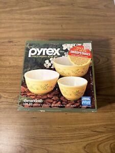 VINTAGE PYREX SHENANDOAH 300-08 MIXING BOWL SET OF 3  NEW SEALED
