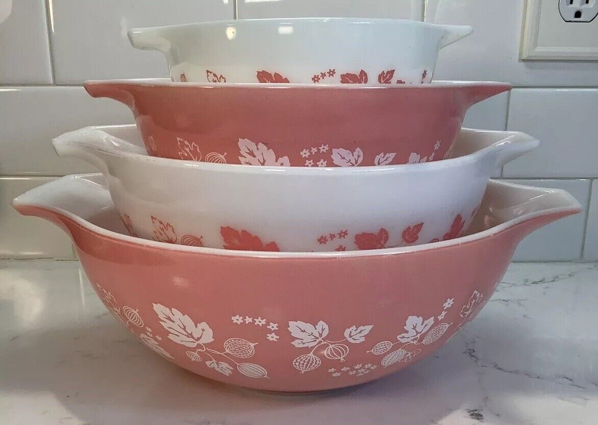 Set of 4 Vintage Pyrex Gooseberry Pink White Cinderella Nesting Mixing Bowls