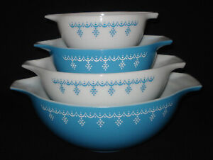 PYREX - 4 pc. SNOWFLAKE Blue & White GARLAND Cinderella Mixing, Nesting Bowl Set