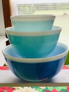 Vintage Pyrex RARE Americana Blue Mixing Bowls. Set of 3. 1967-1969