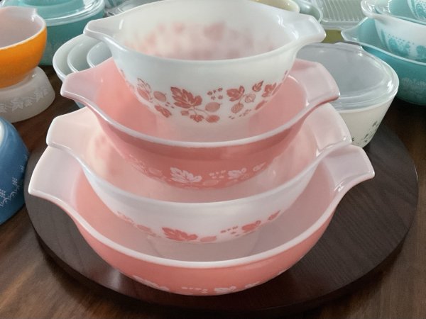 SET OF 4 VTG PYREX GOOSEBERRY PINK WHITE CINDERELLA NESTING BOWLS BOWL~MCM