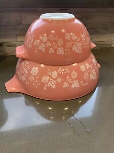 Vintage Pyrex Gooseberry Pink/White Cinderella Nesting Bowls. 2