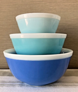 Rare Vintage Pyrex Multi-Tone Blue / Americana Nesting Mixing Bowl Set