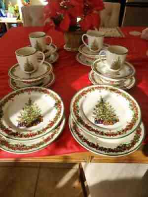 Christopher Radko HOLIDAY CELEBRATIONS, Set of 8 Accent shops Dinner Plates, 10 3/4”