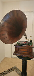 Rare Victor D Phonograph with Speartip Horn Antique