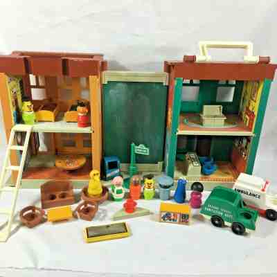 Vintage Fisher Price Little People Play Family Sesame Street House 938 Complete