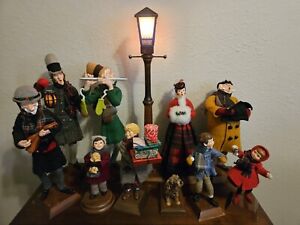 Simpich Character Dolls - Caroler Collection 10 Figurines & Working Street Lamp