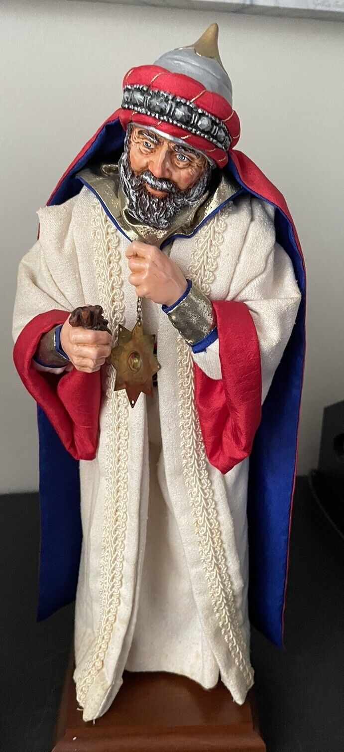 1998 SIMPICH CHRISTMAS NATIVITY KING #3 HOLDING A BAG. NO BOX