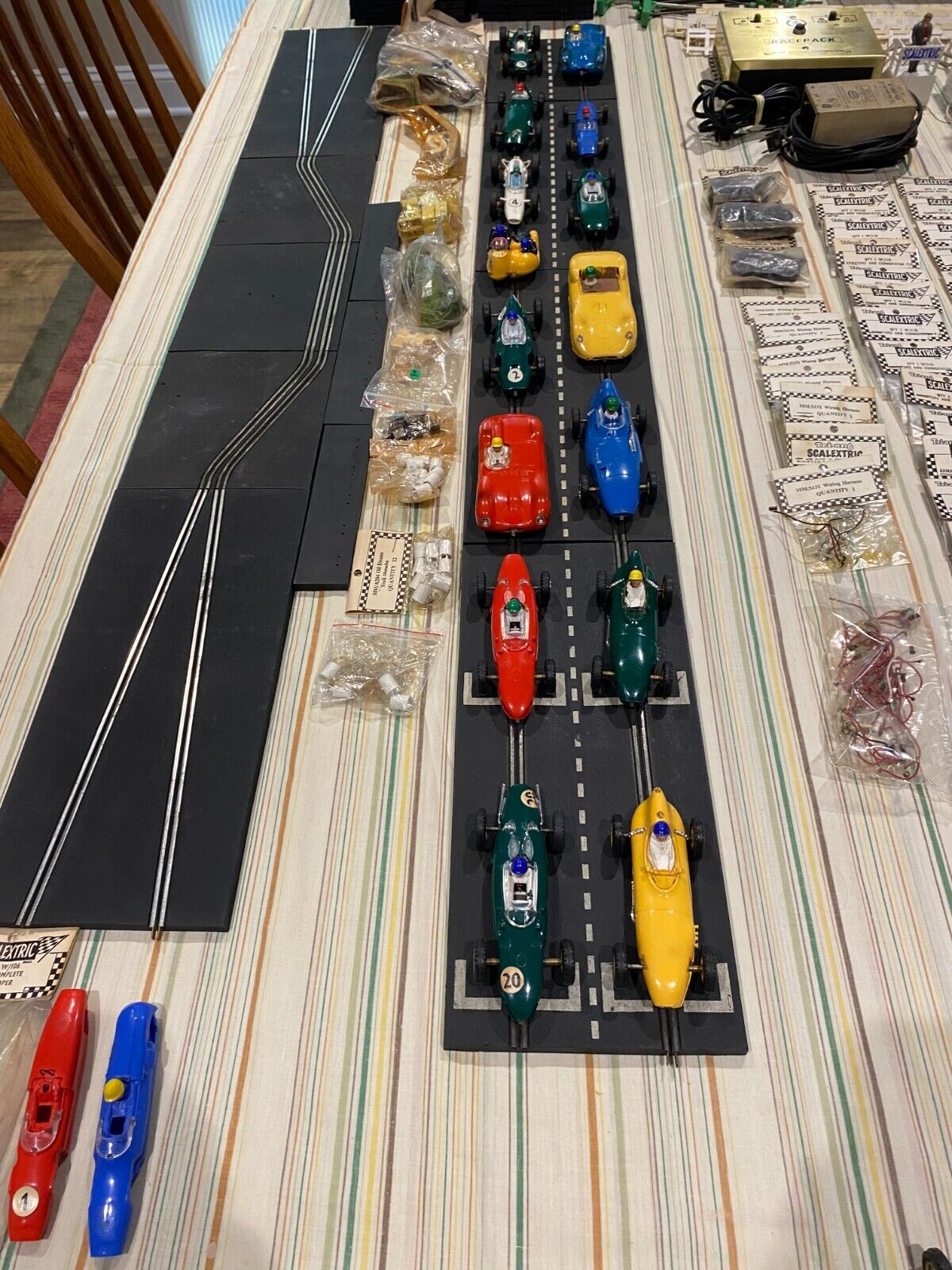LARGE VINTAGE 60’S SCALEXTRIC 1/32 SLOT CAR COLLECTION