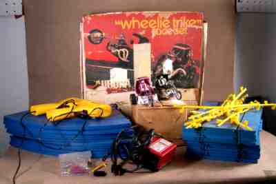 1970 Vintage AURORA Wheelie Trike Slot Car Set w/ Box 2 Trikes / Blue Track