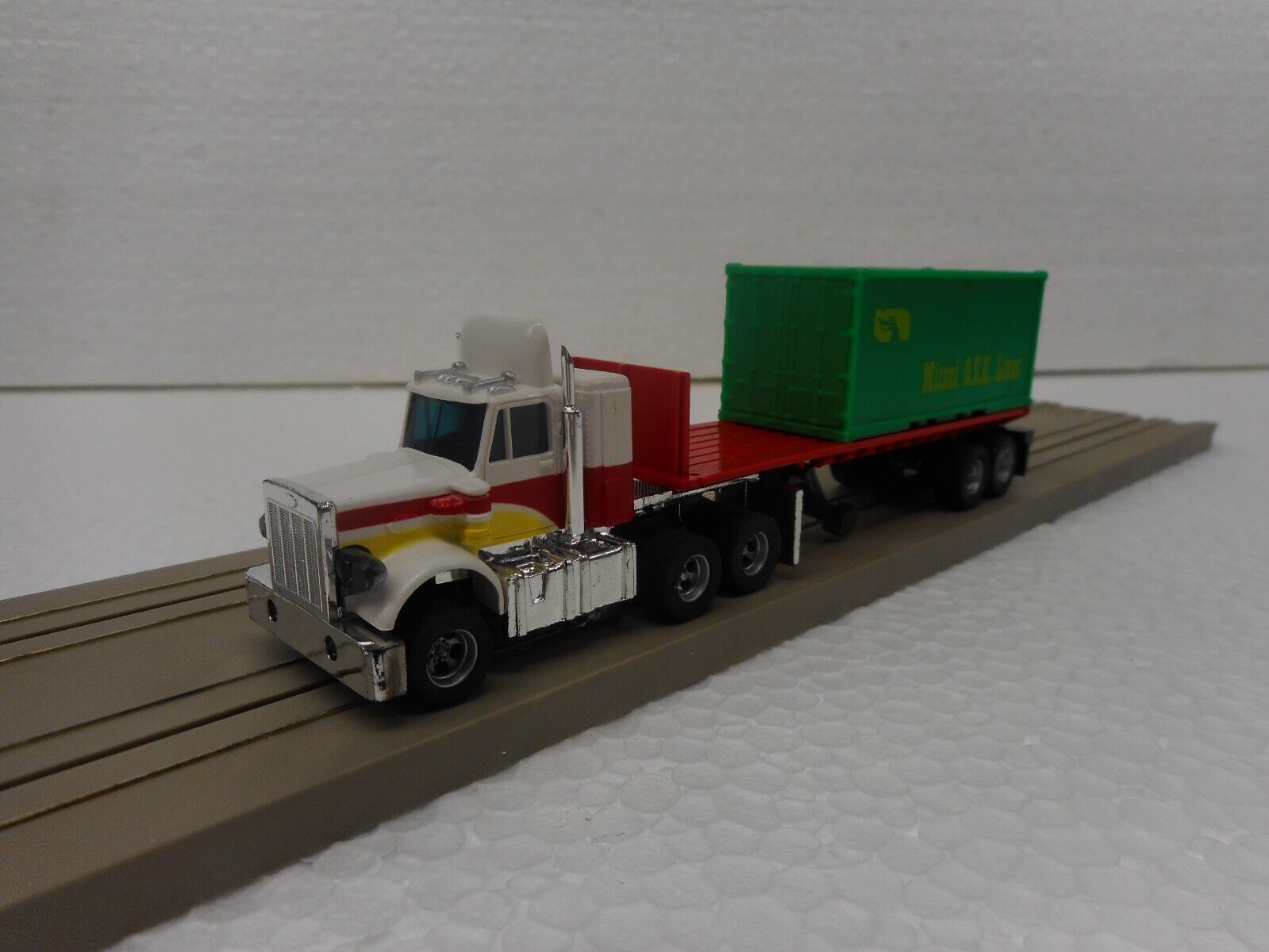 AURORA AFX PETERBUILT RIG AND TRAILER  LIGHTED MAGNATRACTION