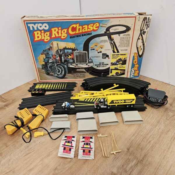 TYCO 1982 HO Scale BIG RIG CHASE Slot Car Semi & Motorcycle Race Set Complete.