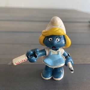 Vintage Peyo Schleich 1981 Nurse w/needle Smurfette Smurfs Mini Figure (A6)